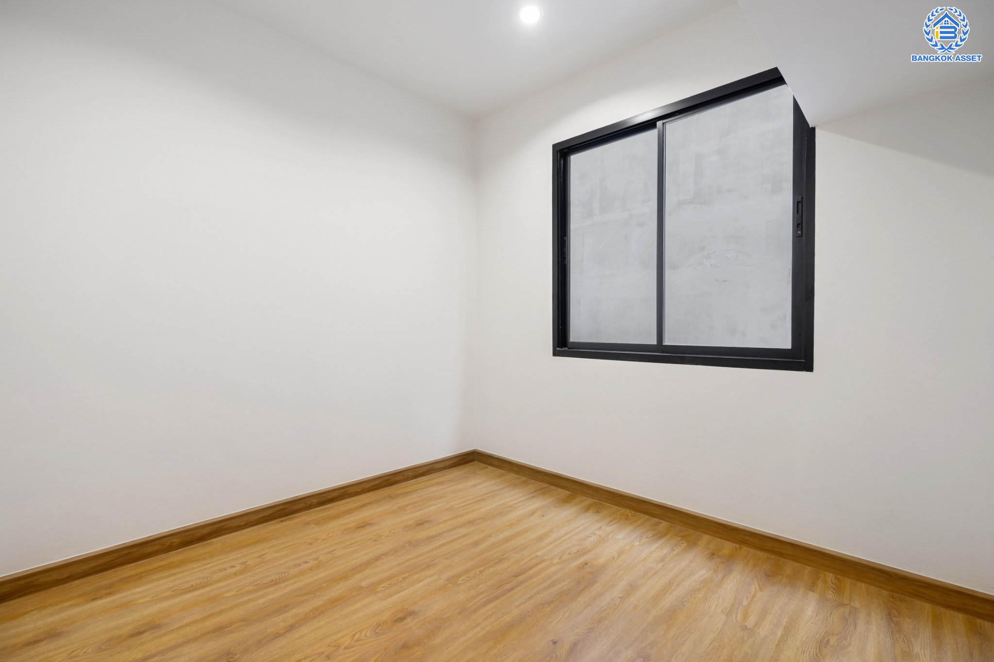 บ้านมือสองตกแต่งใหม่ ม.อิ่มอัมพร ราชพฤกษ์ เนื้อที่ 27 ตร.ว. ฟังก์ชันพร้อมทุกการเข้าอยู่ 3 ห้องนอน 2 ห้องน้ำ 1 ที่จอดรถ พร้อมรองรับทุกการอยู่อาศัย บนทำเลศักยภาพ ติดถนนราชพฤกษ์ เชื่อมต่อได้หลายเส้นทาง และใกล้รถไฟฟ้าสายสีน้ำเงิน "สถานีจรัญฯ13"...